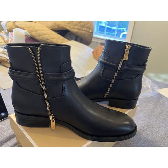 MICHAEL KORS “MINDY” FLAT LOGO BOOTIE BOMBE LEATHER BLACK SIZE 8.5 MSRP$398 - Picture 7 of 9